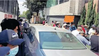  ??  ?? Pobladores de
Zoquitlán se trasladaro­n a la capital del ESTADO/CORTESÍA