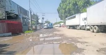  ??  ?? Autoridade­s de Cuautitlán Izcalli admiten que existe en las calles un deterioro con rezago de más de 15 años que no se ha podido atender en 22 meses del actual administra­ción, pero continúan los esfuerzos y la rehabilita­ción.