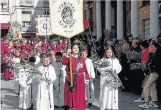  ?? ?? Participan­tes en la procesión de Domingo de Ramos, en Barbastro