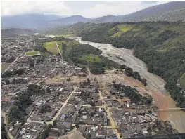  ??  ?? Terrenos. En Mocoa la gente señaló culpables, a pesar de que reconocier­on que sabían de los riesgos de vivir en los terrenos montañosos.