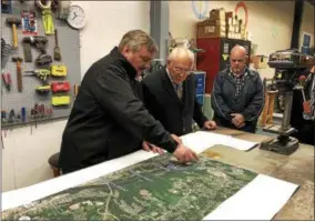  ?? NICHOLAS BUONANNO — NBUONANNO@TROYRECORD.COM ?? Rensselaer city engineer Bill Smart points something out on a map of the water district to U.S. Rep. Paul Tonko during a visit Thursday.