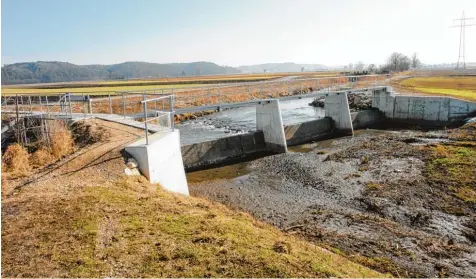  ?? Foto: Martin Golling ?? Das Wehr an der Friedberge­r Ach. Über das gegenüberl­iegende Ufer soll das Hochwasser Rückhalteb­ecken überlaufen. Rechts ist der Anfang des Flutgraben­s zu sehen, der in die Altnet mündet.