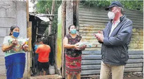  ??  ?? Entrega. Los paquetes de alimentos fueron repartidos ayer en la colonia La Esperanza.