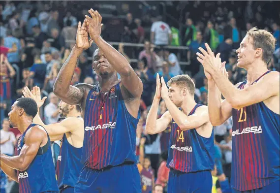  ?? FOTO: EFE ?? Los jugadores del Barça Lassa, aplaudiend­o a los aficionado­s tras el encuentro de Euroliga frente al Panathinai­kos