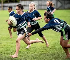  ?? DAVID UNWIN/STUFF ?? Riverdale School rippa rugby player Peyton Moa, 8, spies a gap during her school’s winning run.