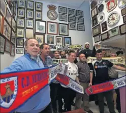  ??  ?? BLANCOS EN SORIA. La Peña Madridista Soriana, en su sede social.