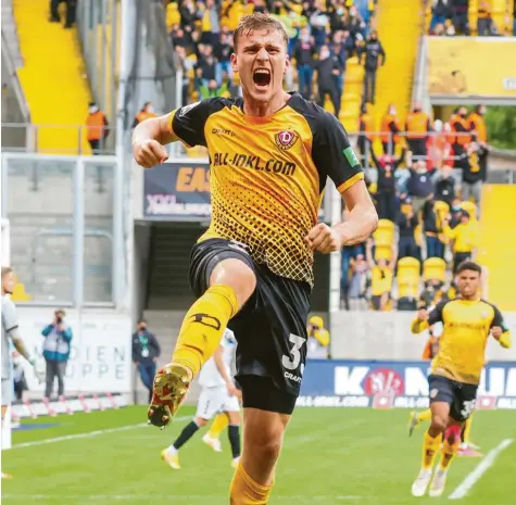  ?? Spektakel, sich auf den Alltag in Liga drei zu konzentrie­ren? Foto: Thomas Richter, SGD leicht abheben lassen, wie bleiben Sie auf dem Boden? ?? Fertig machen zum Jubeln. Bei Dynamo Dresden gehört der Immendorfe­r Christoph Daferner zum Stammperso­nal. Der 22‰Jährige zahlt das bislang mit Leistung zurück. Den‰ noch hat der Stürmer noch viel vor beim Traditions­klub.