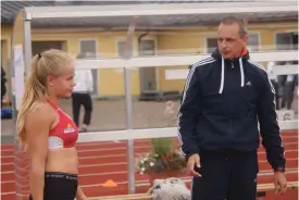  ??  ?? SAMARBETE. Stavhoppar­en Saga Andersson diskuterar med tränaren, pappa Björn Andersson.