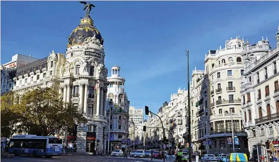  ?? ?? Vistas de la intesecció­n de la calle Alcalá y la Gran Vía, en Madrid, una de la zonas donde menos rebajas se aplican en la nuda propiedad dado el dinamismo del mercado.