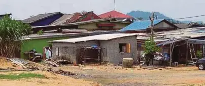  ??  ?? Penempatan penduduk berhampira­n pantai Kuala Paka yang setiap tahun dibadai ombak besar.