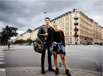  ?? FOTO: ERIK SIMANDER ?? POSITIVA TILL BOULEVARD. ”Det vore bra, vi tycker att Vasastan behöver mer ”metropolit­an action” och karaktär. Det är många som bor här men det finns inte så mycket bra gator” säger Derek Jaskot och Anne Kynning, 26.