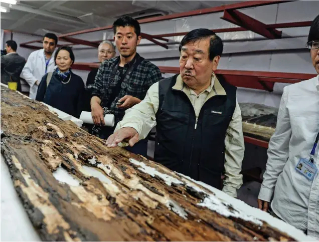  ?? EFE ?? RIQUEZA INAGOTABLE. Guiza sigue ofreciendo tesoros como la segunda barca funeraria de Keops, enterrada durante 5.000 años, hallada en 1954 y que ahora, por fin, está siendo restaurada entre Egipto y Japón (en la foto, el egiptólogo japonés Sakuji...