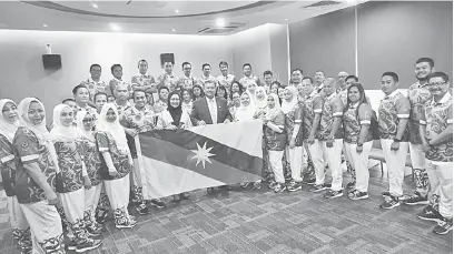  ??  ?? WAKILI SARAWAK: Morshidi (tengah, depan) dan kontinjen Pustaka Negeri Sarawak bergambar bersama bendera negeri Sarawak. Turut kelihatan ialah Rashidah (enam kiri) baru-baru ini.
