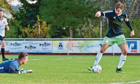  ?? Foto: Andreas Lode ?? Da kann der Gögginger Torhüter nur noch zuschauen. Maximilian Vogele schiebt nach Vorarbeit seines Bruders Michael im zweiten Versuch den Ball zum 2:0‰Endstand für den Spitzenrei­ter FC Horgau ins leere Tor.