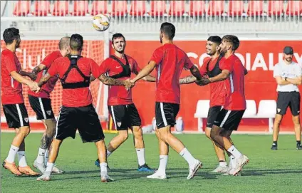  ?? FOTO: EFE ?? El Sevilla de Pablo Machín, ayer durante su entrenamie­nto previo al arranque de hoy en la Europa League contra el Standard de Lieja