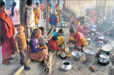  ?? AFP ?? Life must go on: Violenceaf­fected villagers prepare food at a relief camp at Gossaigaon, in the Kokrajhar district of northeaste­rn Assam in December 2014.