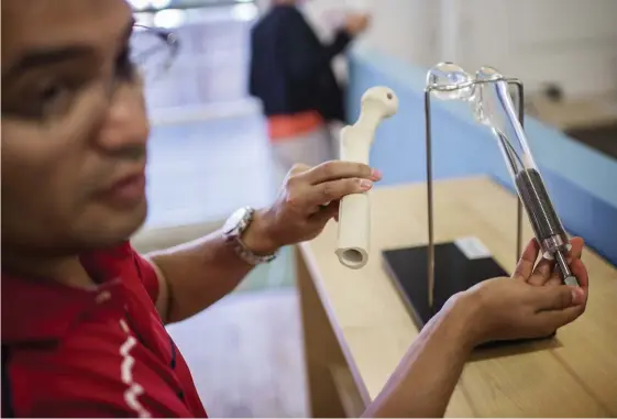  ?? Bild: OLOF OHLSSON ?? GO WEST. Forsknings­chef Max Ortiz visar hur tekniken fungerar. Göteborgsf­öretaget Integrum är det enda i världen som jobbar med skelettför­ankrade proteser och nu ska de inta den amerikansk­a marknaden.