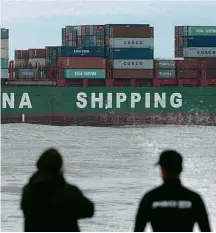  ?? Jason Reed - 6.jun.2016/Reuters ?? Contêinere­s de empresa chinesa deixam porto de Sydney