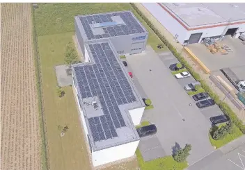 ?? FOTO: ALDERS ?? Die Photovolta­ik-Anlage auf den Firmengebä­uden der Alders electronic GmbH in Kempen wurde im Herbst 2016 installier­t. Über die 226 Solarmodul­e wurden bis heute 210.000 Kilowatt-Stunden Strom erzeugt.