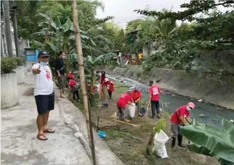  ?? CLEAN UP DRIVE. (Chris Navarro) ?? Balibago Chairman Tony Mamac together with barangay kagawads led Thursday's clean up drive ( Kalinisan Gawing Kaugalian) at Balibago creek in Angeles City. Joining them are bantay bayan, purok leaders, environmen­t team and City Environmen­t Office.