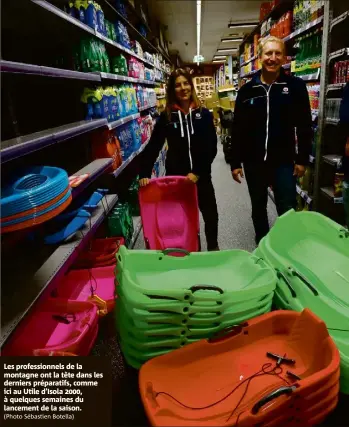  ?? (Photo Sébastien Botella) ?? Les profession­nels de la montagne ont la tête dans les derniers préparatif­s, comme ici au Utile d’Isola 2000, à quelques semaines du lancement de la saison.