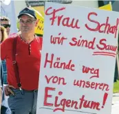  ??  ?? Auf Plakaten und Schildern machten die Demonstran­ten klar, welche Meinung sie zum Nationalpa­rk haben.