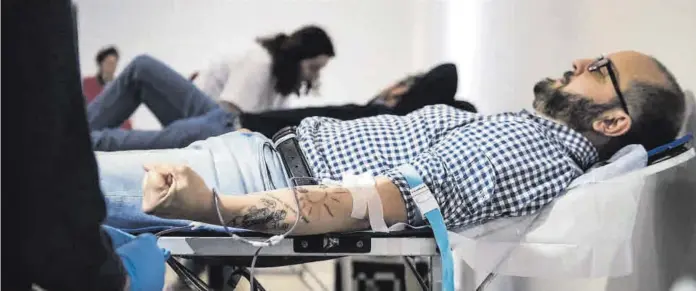  ?? CARLOS GIL ?? La fuerza de la sangre
Un donante durante la extracción en el Edificio Pintores, 10, de la Diputación Provincial de Cáceres.