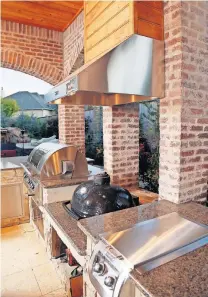  ??  ?? Left: Outdoor kitchen at a home designed by Brent Gibson at 14900 Laurin Lane. [THE OKLAHOMAN ARCHIVES PHOTOS]