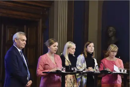  ?? FOTO: JUSSI NUKARI ?? Antti Rinne (SDP, Katri Kulmuni (C), Maria Ohisalo (Gröna). Li Andersson (VF) och Anna-Maja Henriksson (SFP) presentera­de resultaten från budgetmang­lingen.