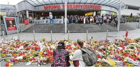  ?? Fotos: Peter Kneffel/Sven Hoppe, dpa ?? Der Platz vor dem Münchner Olympia Einkaufsze­ntrum glich in den Tagen nach dem Amoklauf einem Blumenmeer. Ein Jahr später wurde in der Nähe ein Denkmal für die neun Opfer eingeweiht.