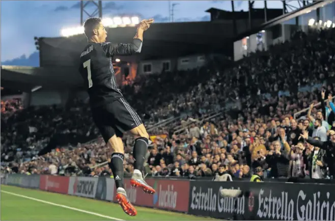  ??  ?? CRISTIANO DECIDIÓ. El crack portugués celebró así el segundo de los goles que marcó anoche en Balaídos. Suma ya 20 tantos en 12 encuentros al equipo celeste.