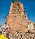  ?? Foto: afp ?? Eine Frau steht vor der zerstörten Al Nu ri Moschee in Mossul.