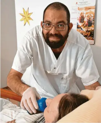  ?? Foto: Simone Bronnhuber ?? Thorwin Gotteswint­er liebt seine Arbeit als Altenpfleg­efachkraft. Seit zehn Jahren arbeitet er in der Pro Seniore Residenz in Bissingen – trotz seiner schweren Nierenerkr­ankung. Die Einrichtun­g macht das für ihn möglich.