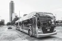  ?? Brett Coomer / Staff photograph­er ?? Metro is committing to buying zero-emission buses by 2030, but it mostly runs diesel buses, including those on Uptown’s Silver Line.