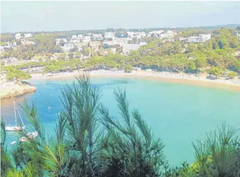  ?? FOTO: SIMONE HAEFELE ?? Türkisfarb­enes Meer und weißer Sand: Solche Buchten sind auf Menorca keine Seltenheit.