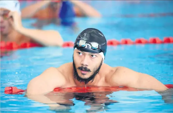  ??  ?? Der Schwimmer Win etet Oo opfert seinen olympische­n Traum für die Demokratie­beweÖunÖ in seinem LandK