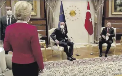  ?? AFP / Presidènci­a de Turquia ?? El moment en què Von der Leyen, d’esquena, es queda sense butaca, el 6 d’abril a Ankara.