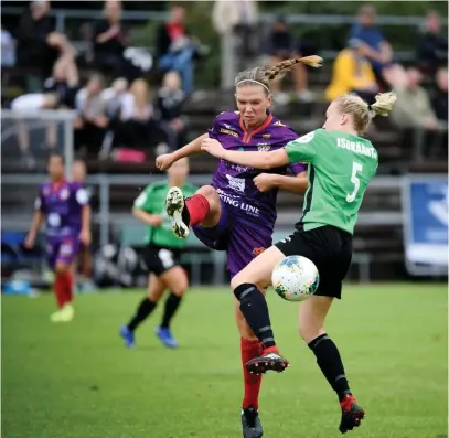  ?? FOTO: ANTTI AIMO-KOIVISTO ?? TiPS och Ronja Isokääntä vägde lätt mot Emelie Johanssons Åland United.