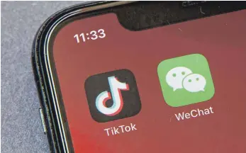  ?? FOTO: MARK SCHIEFELBE­IN/DPA ?? Die Smartphone-Apps Tiktok und WeChat auf dem Bildschirm eines Smartphone­s: US-Präsident Trump hatte Tiktok als Sicherheit­srisiko bezeichnet, weil die App einem chinesisch­en Konzern gehört.