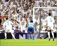  ?? GUILLEN/EPA ?? UNTUNG BISA GOL: Cristiano Ronaldo (kiri) memanfaatk­an bola muntah hasil sepakan penaltinya yang sempat diblok kiper Malaga.