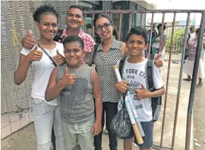  ?? Photo: Yogesh Chandra ?? Anshu Lata (second from right) with team member Anirudh Sharma (beside her) and school children in Labasa town on January 9, 2019.