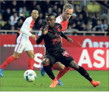  ?? (Photo Jean-François Ottonello) ?? Jean-Michael Seri (ici, à la lutte avec Valère Germain) a bien l’intention de découvrir la Ligue des champions avec le Gym.