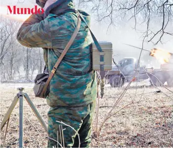  ?? FOTO: AFP ?? Un separatist­a lanza un misil desde Gorlivka hacia Debaltseve.