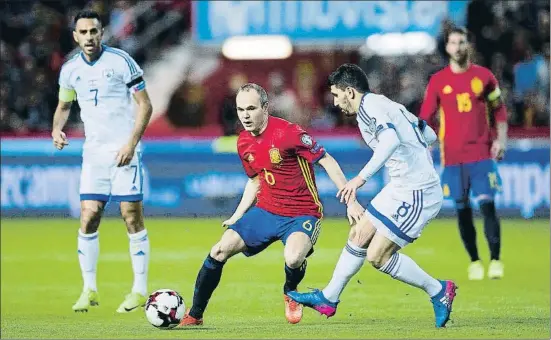  ?? JUAN MANUEL SERRANO ARCE / GETTY ?? Andrés Iniesta va jugar 70 minuts i va rebre una gran ovació del públic del Molinón