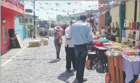  ??  ?? Cerca del mediodía comenzaban a llegar a Loma San Jerónimo la gente para participar del Primer SanJe Festival de música, artesanía y comida.