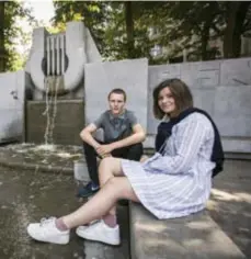  ?? FOTO DIRK KERSTENS ?? Anton en Thais koelen af aan het monument van Peter Benoit in het Harmoniepa­rk. Al is dat in principe verboden.