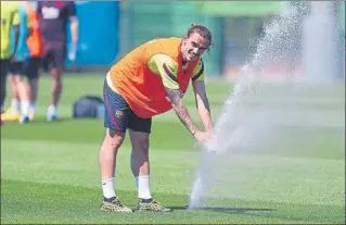  ?? FOTOS: FCB ?? Sesión muy calurosa en la Ciutat Esportiva Joan Gamper de Sant Joan Despí. Messi, arriba, en un rondo. Griezman, izquierda, refrescánd­ose. Setién, irreconoci­ble con la mascarilla­s. Y Piqué, concentrad­o y acelerando