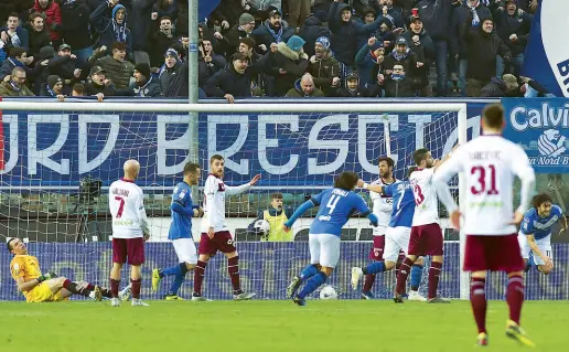  ??  ?? Nella foto il secondo gol di Ernesto Torregross­a che ha chiuso la partita di Brescia sul 2-0: per l’attaccante lombardo, 26 anni, doppietta personale