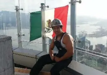  ?? DIEGO REYNA/FACEBOOK ?? Mexican-Canadian Diego Reyna hung a Mexican flag at the top of Trump Tower in Vancouver to send Donald Trump a message: "This building is standing here today, thanks to us."