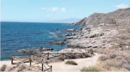  ??  ?? Die 14 Kilometer lange Küste von Cuevas del Almanzora ist gespickt mit dünn besiedelte­n Buchten wie der Cala Panizo (l.) und völlig einsamen Strandabsc­hnitten wie der Cala Mal Paso (r.).